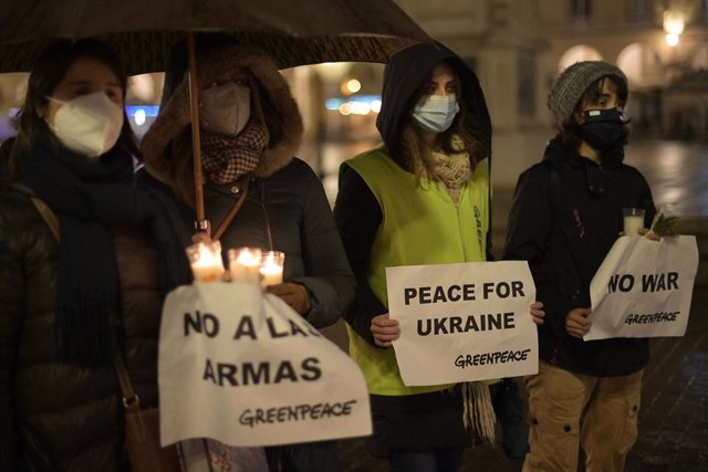 Un grupo de personas durante una Vigilia por la paz convocada por Greenpeace, en la Plaza de María Pita de A Coruña, a 10 de marzo de 2022, en A Coruña