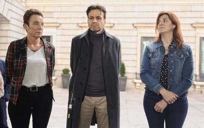 (I-D) La diputada de EH Bildu, Bel Pozueta; el presidente del grupo parlamentario de Unidas Podemos, Jaume Asens; y la portavoz adjunta de ERC, Carolina Telechea, comparecen en el patio del Congreso, a 10 de marzo de 2022, en Madrid (España)