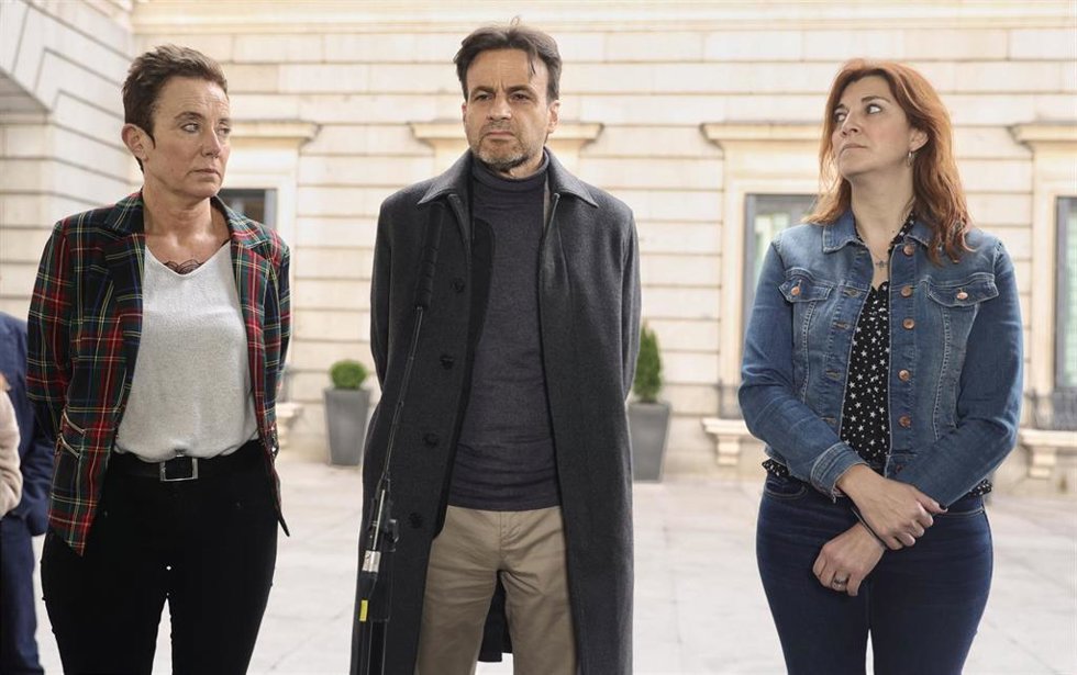 (I-D) La diputada de EH Bildu, Bel Pozueta; el presidente del grupo parlamentario de Unidas Podemos, Jaume Asens; y la portavoz adjunta de ERC, Carolina Telechea, comparecen en el patio del Congreso, a 10 de marzo de 2022, en Madrid (España)