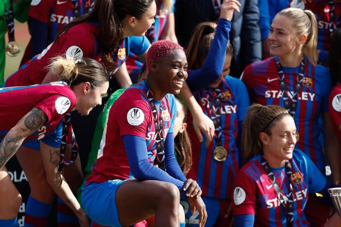 Archivo - Asisat Oshoala of FC Barcelona and teammates celebrate the victory during the Spanish Women Supercup, Final, football match played between FC Barcelona and Atletico de Madrid at Ciudad del Futbol on January 23, 2022, in Las Rozas, Madrid, Spai