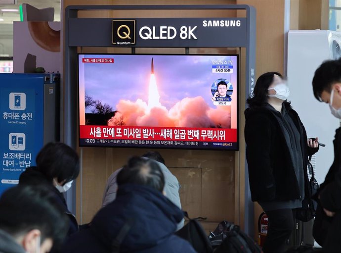 Archivo - Imagen de archivo de un lanzamiento televisado de misiles de Corea del Norte