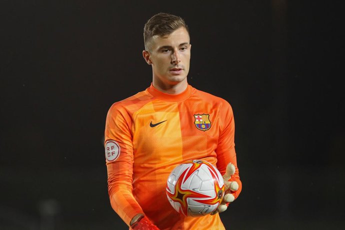 Archivo - Inaki Pena of FC Barcelona B looks on during Primera RFEF Group 2 football match played between Real Madrid Castilla and FC Barcelona B at Alfredo di Stefano stadium on October 16th, 2021 in Madrid, Spain.