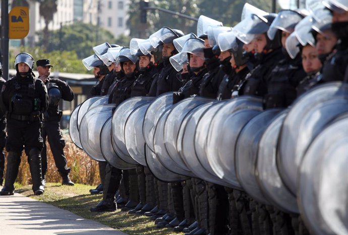 Archivo - 17 July 2019, Argentina, Buenos Aires: Policemen stand guards in front of a protest against poverty and government policies in downtown. Photo: Claudio Santisteban/ZUMA Wire/dpa