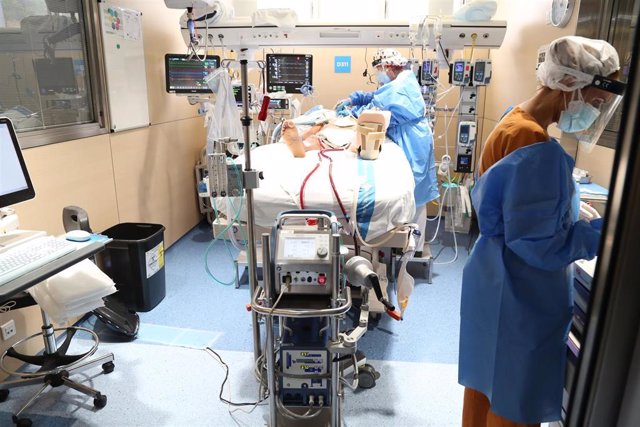 Archivo - Paciente tratada con ECMO en el Hospital Vall d'Hebron