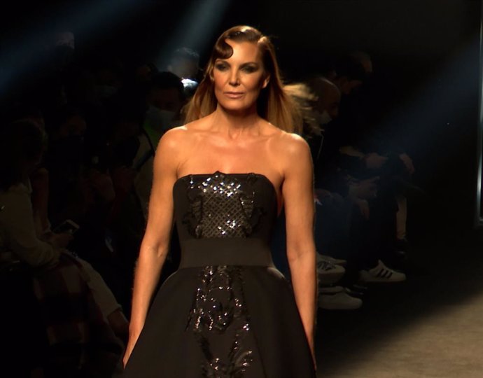 Mar Flores, estrella del desfile de Roberto Diz en la MBFWM