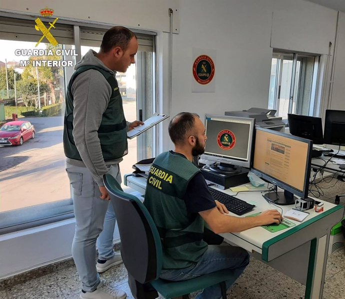 La Guardia Civil investigó a tres personas residentes en Alicante por estafar a un vecino de Noia haciéndose pasar por técnicos de Microsoft.