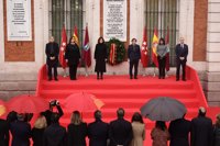 La Puerta del Sol acoge el primer homenaje del día a las víctimas del 11M y a quienes ayudaron en la tragedia