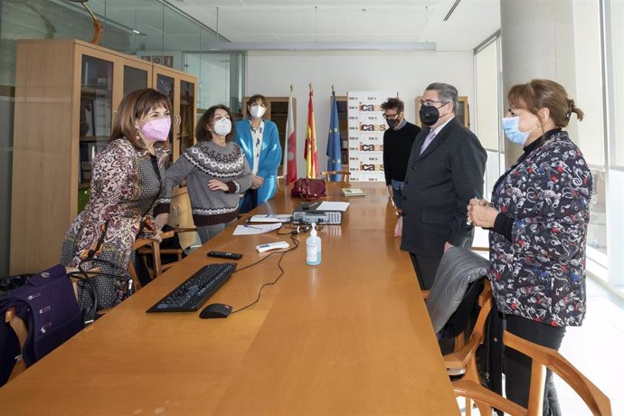La consejera de Empleo y Políticas Sociales, Ana Belén Álvarez, se reúne con representantes de CERMI y EAPN, en una foto de archivo