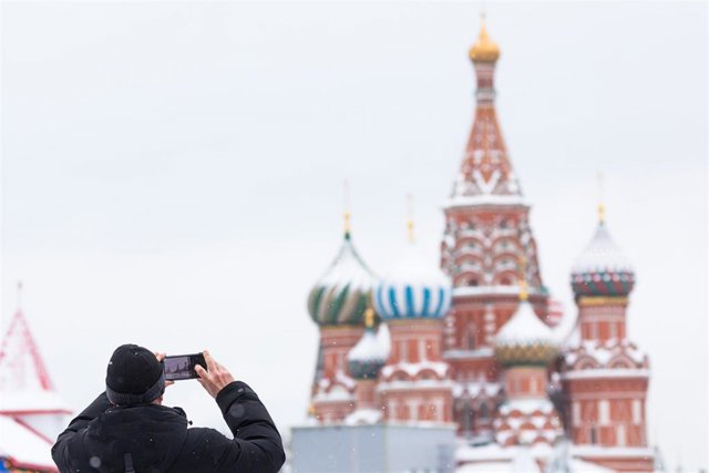 Archivo - Un hombre saca una foto en la Plaza Roja de Moscú