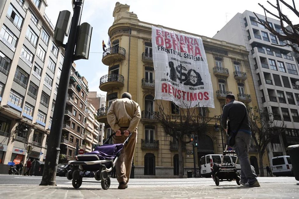 Archivo - Pancarta colgada por Esperanza Obrera en el edificio de Colón