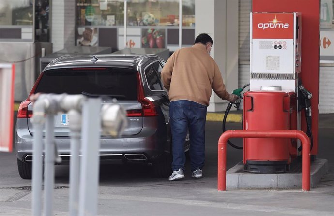 Una persona reposta combustible