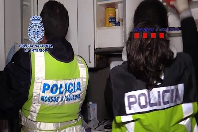 Archivo - Agentes de la Policía Nacional y de los Mossos d Escuadra.
