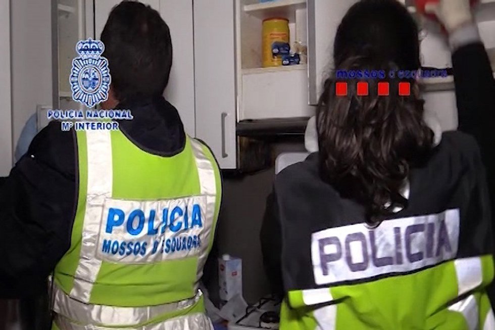 Archivo - Agentes de la Policía Nacional y de los Mossos d Escuadra.