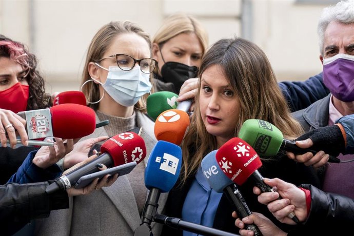 La portavoz de Unidas Podemos, Carolina Alonso (i) y la portavoz y secretaria de Vivienda de Podemos, Alejandra Jacinto (d), ofrecen declaraciones a los medios.