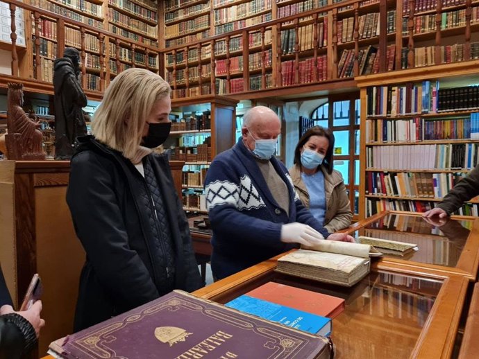 Las representantes de Cs Palma en la biblioteca del monasterio de la Real