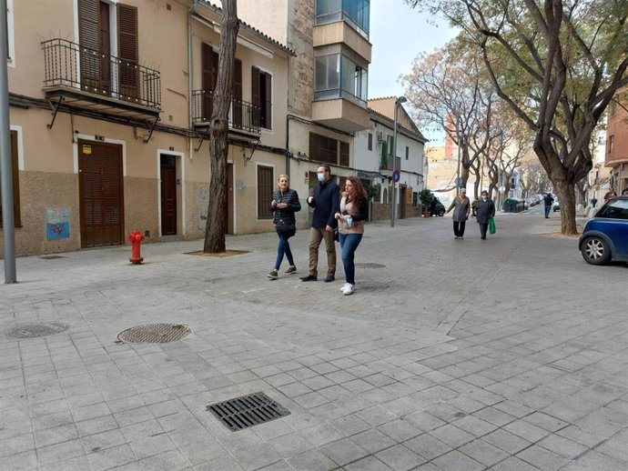 El alcalde de Palma, José Hila, durante su visita a una de las calles renovadas por el plan de Barrios.