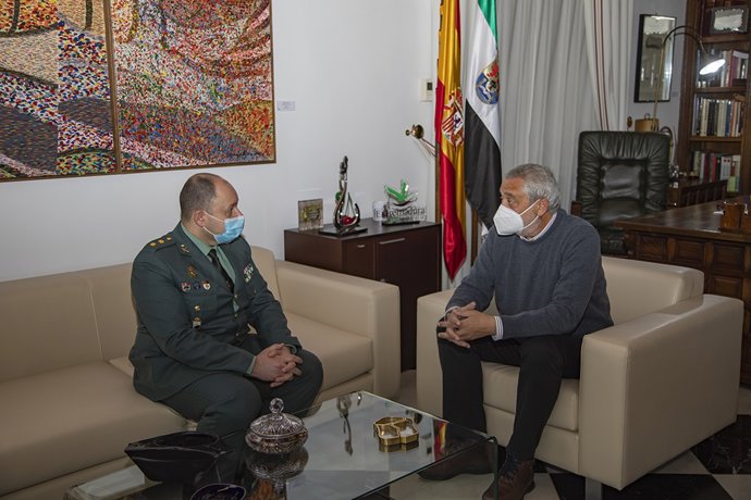 El presidente de la Diputación de Cáceres recibe al nuevo jefe de la Comandancia de la Guardia Civil de Cáceres