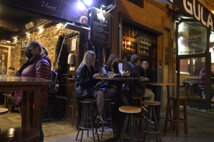 Ciudadanos en una zona de cañas/copas la noche que se eliminan las limitaciones horarias para la hostelería gallega, a 11 de febrero de 2022, en A Coruña