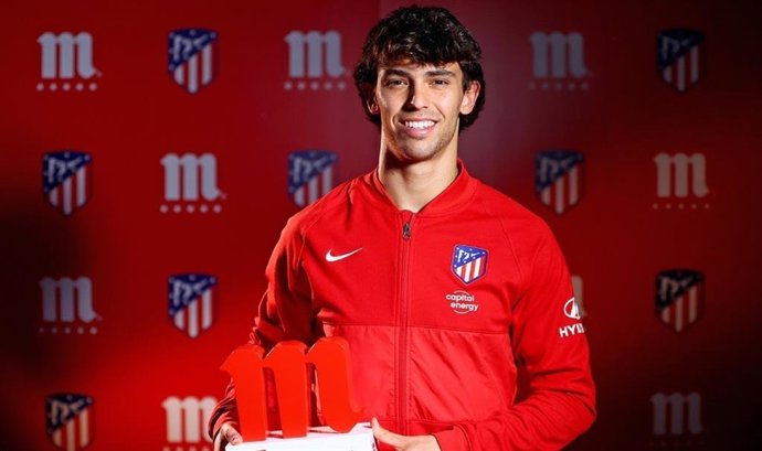 El delantero portugués Joao Felix con su premio 'Jugador Cinco Estrellas' del mes de febrero