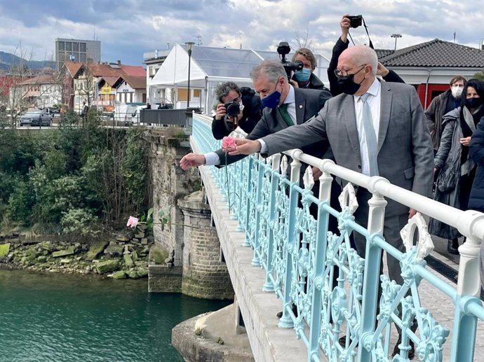 El Lehendakari, Iñigo Urkullu, y el presidente de la comunidad de Iparralde, Jean René Etchegaray,  en el Puente de Santiago en Irun (Gipuzkoa)  refuerzan su colaboración ante las crisis migratorias