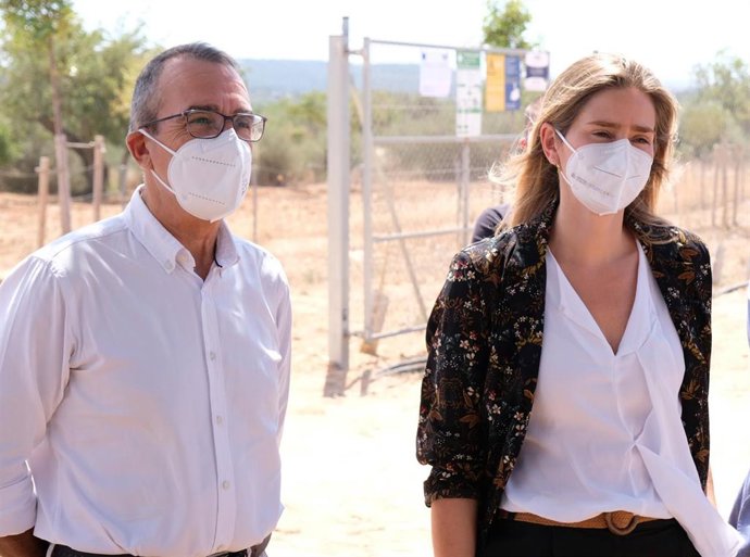 Archivo - El vicepresidente y conseller, Juan Pedro Yllanes, y la secretaria de estado de Energía, Sara Aagesen.