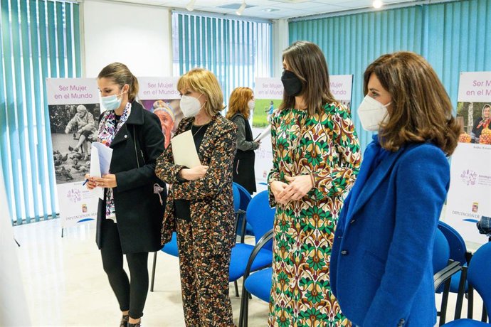 La diputada de Igualdad y Familia, Carmen Belén López Zapata, inaugura la exposición Ser mujer en el mundo.