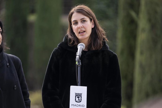 La portavoz de Más Madrid en el Ayuntamiento, Rita Maestre, en la inauguración de una placa conmemorativa del monumento del Bosque del Recuerdo de El Retiro en recuerdo a las víctimas de los atentados yihadistas del 11 de marzo  