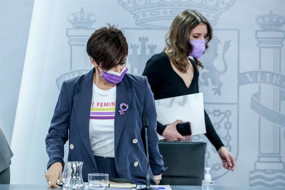La ministra Portavoz, Isabel Rodríguez (i), y la ministra de Igualdad, Irene Montero, a su llegada a una comparecencia tras el Consejo de Ministros en Moncloa, a 8 de marzo de 2022, en Madrid (España). 