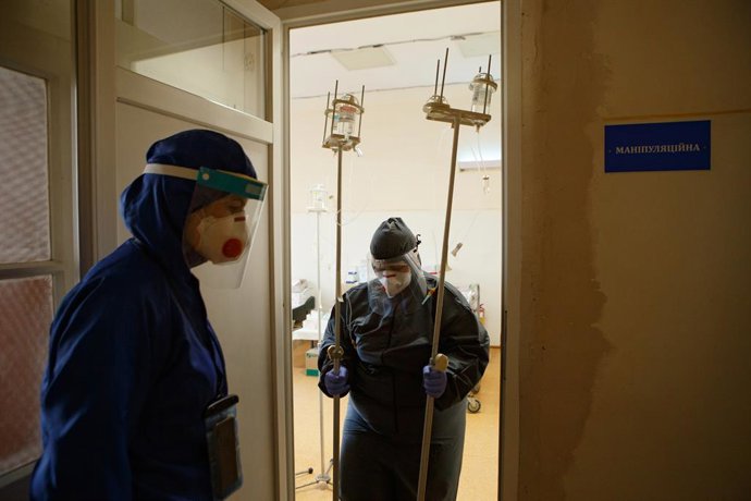 Archivo - 01 March 2021, Ukraine, Uzhhorod: Doctor Olha Krasna (L) and nurse Ruslana Pataki are pictured during the morning examination of COVID-19 patients at the Coronavirus ward in the Regional Clinical  Pulmonary diseases Center in Uzhhorod. Photo: 