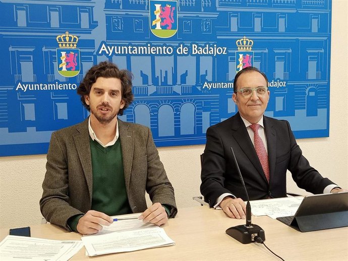 Los tenientes de alcalde del Ayuntamiento de Badajoz Eladio Buzo y Carlos Urueña presentan el borrador de presupuestos municipales para 2022