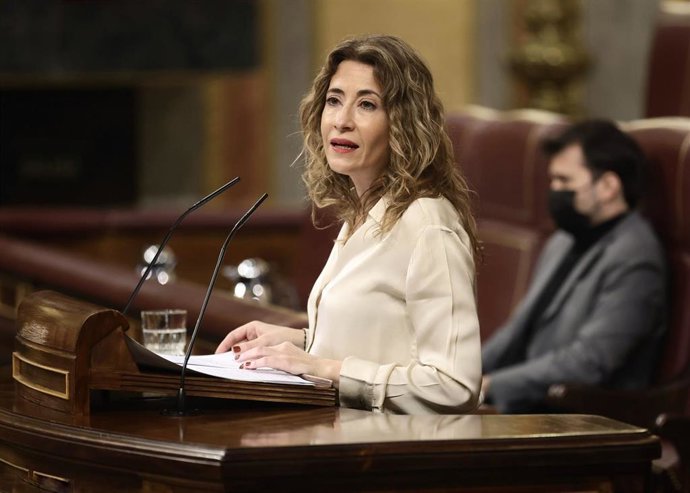 La ministra de Transportes, Movilidad y Agenda Urbana, Raquel Sánchez, interviene en una sesión plenaria, en el Congreso de los Diputados, a 10 de marzo de 2022, en Madrid (España). 