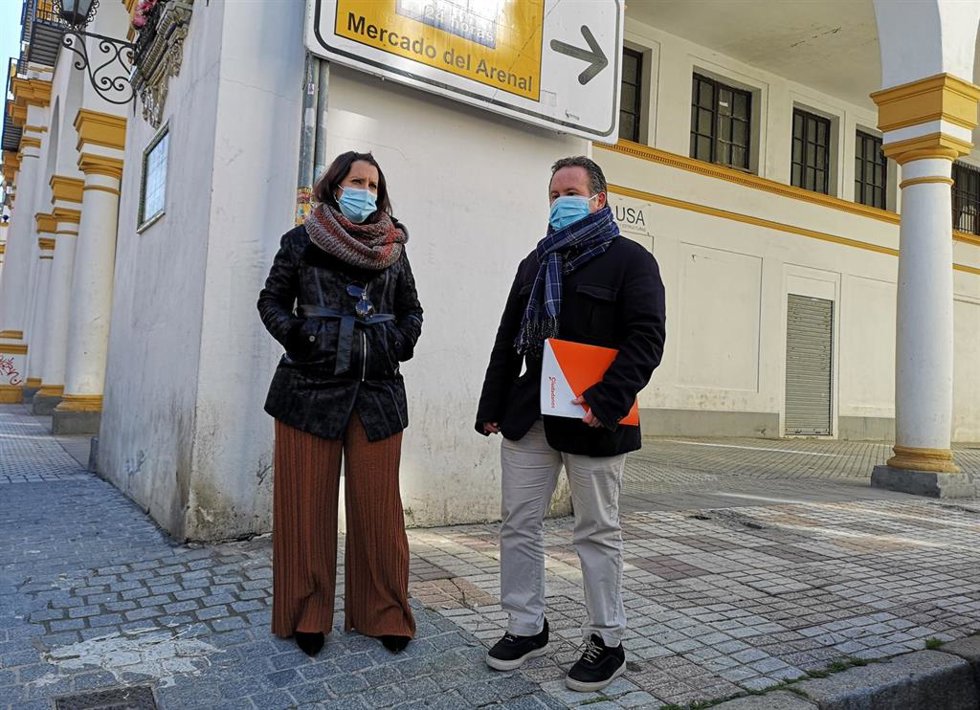 Archivo - Los concejales de Cs Amelia Velázquez y Lorenzo López Aparicio en los soportales del Mercado del Arenal.