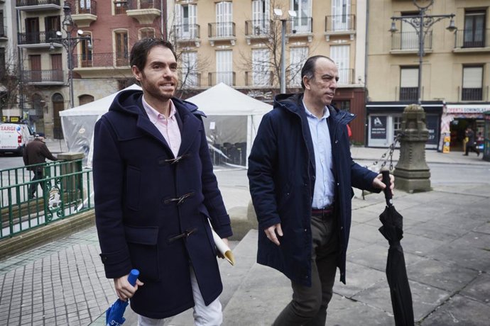 Los diputados Sergio Sayas (i) y Carlos García Adanero, en Pamplona.