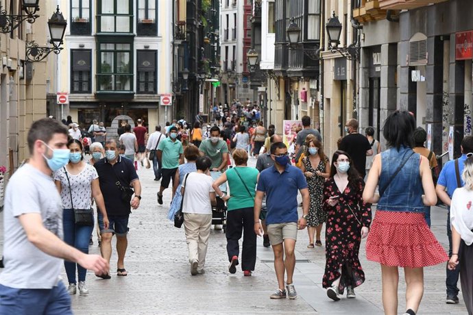Archivo - Imagen de ciudadanos paseando por las calles de Bilbao.