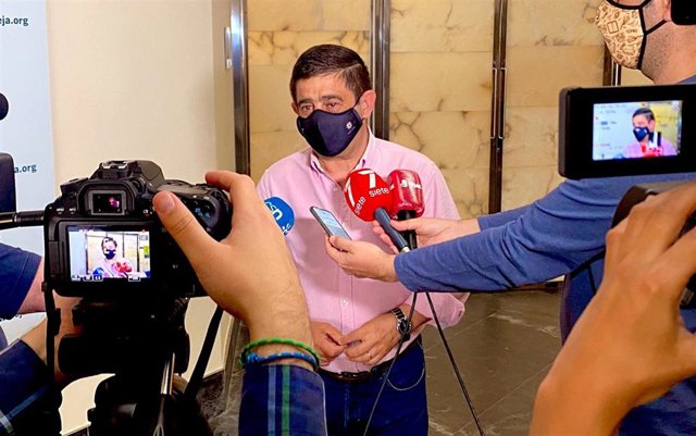 Archivo - Francisco Reyes atiende a los medios/Archivo