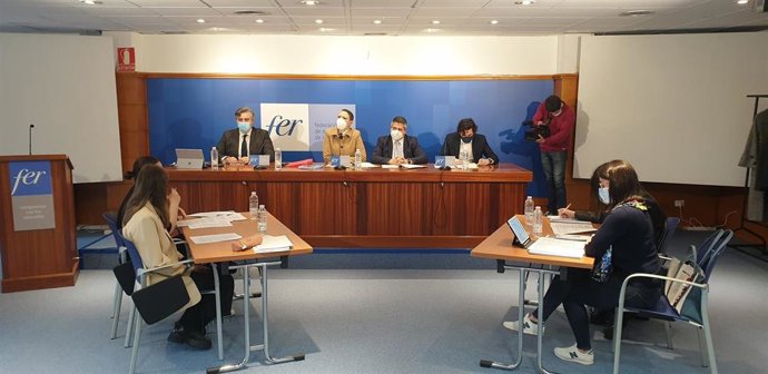 El equipo de estudiantes de Derecho de la UR que compite en Moot Madrid 2022 realiza un ensayo previo ante el Departamento Jurídico de la FER