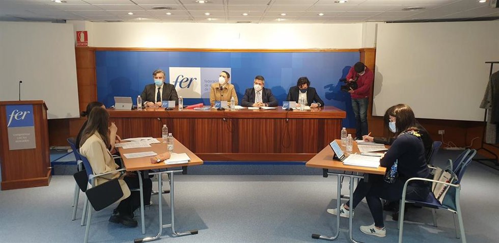 El equipo de estudiantes de Derecho de la UR que compite en Moot Madrid 2022 realiza un ensayo previo ante el Departamento Jurídico de la FER