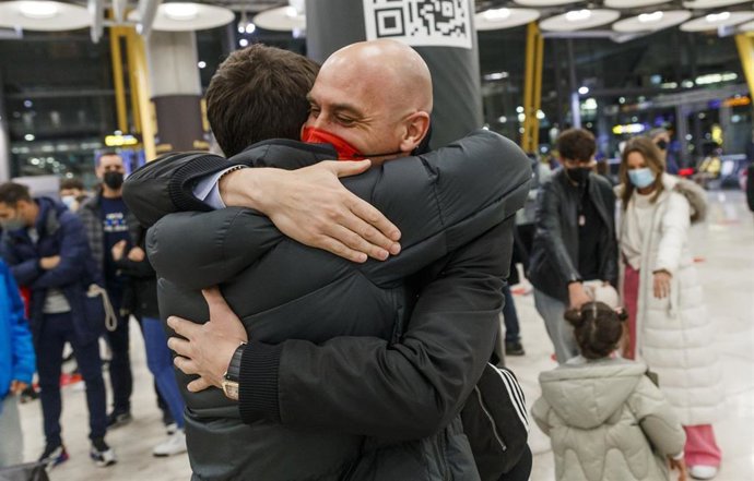 Jorge López e Izan Martín son recibidos en el aeropuerto de Madrid por el presidente de la RFEF, Luis Rubiales, procedentes de Ucrania.