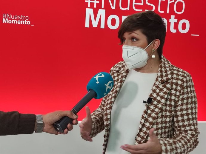 La portavoz del PSOE extremeño, Soraya Vega, en declaraciones a los medios para valorar el acuerdo PP-Vox en Castilla y León