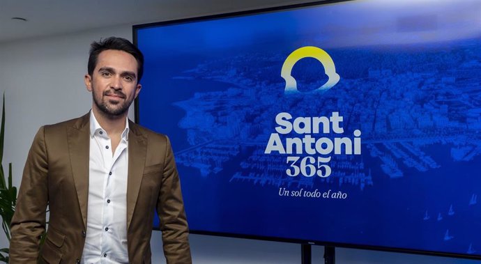 El exciclista Alberto Contador en la presentación de la oferta turística de la localidad ibicenca de Sant Antoni.