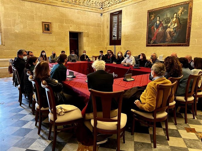 El alcalde de Sevilla, Antonio Muñoz, en la reunión con el sector cultural para analizar la reforma de los estatutos del ICAS.