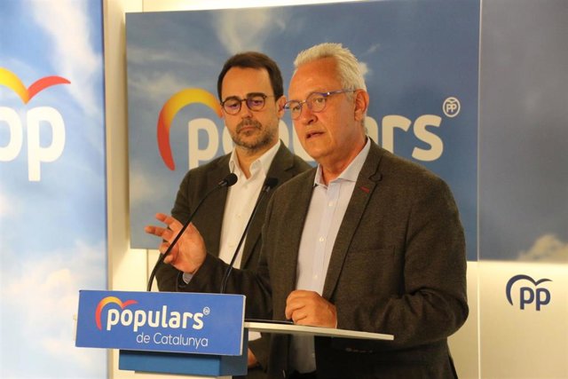 El secretario general del PP catalán, Santi Rodríguez, y el concejal y presidente del grupo municipal del PP en la provincia de Barcelona, Oscar Ramírez, en rueda de prensa a 11 de marzo de 2022, en Barcelona