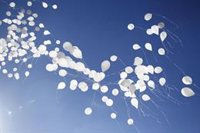 Un total de 193 globos blancos surcan el cielo de Madrid desde Atocha en recuerdo a las víctimas de los atentados