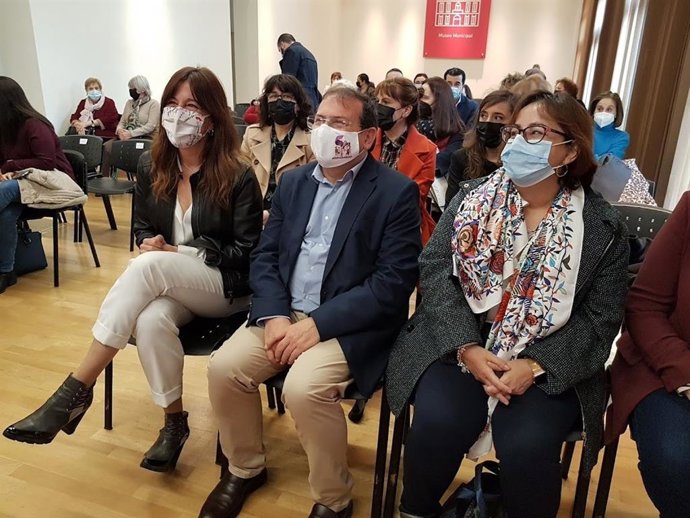 Fernández "ruega" que no se ponga en peligro la protección a víctimas de violencia machista en CyL tras el acuerdo PP-Vox