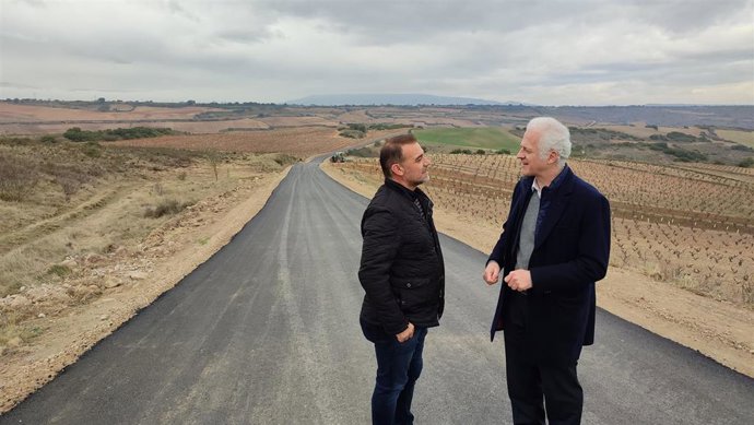 Los alcaldes de Logroño y Fuenmayor, en el acondicionado Camino de Fuenmayor, una nueva conexión ciclista y agrícola entre ambos municipios