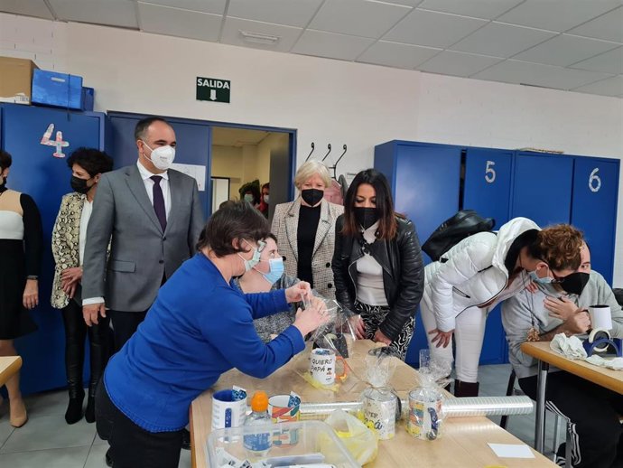 La presidenta del Parlamento de Andalucía visita la sede de Asalsido, en Almería.