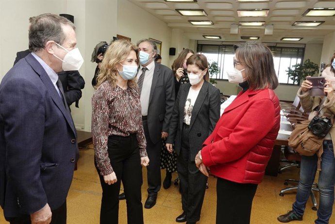 La ministra de Transportes, Movilidad y Agenda Urbana, Raquel Sánchez (2i), en la presentación del Programa de Impulso a la Rehabilitación de Edificios Públicos de Entidades Locales (PIREP Local), en el Ayuntamiento de Vigo.