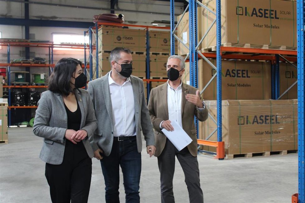 Daniel Montilla (centro) muestra las instalaciones de EnchufeSolar en Lucena a Juan Pérez (dcha.)