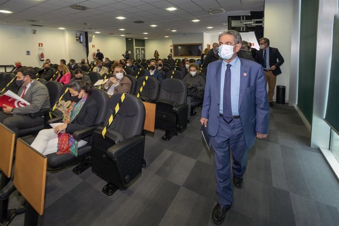 L presidente de Cantabria, Miguel Ángel Revilla, acompañado del consejero de Industria, Javier López Marcano, preside la reunión de la Alianza por la Industria convocada para analizar la repercusión de la guerra en Ucrania