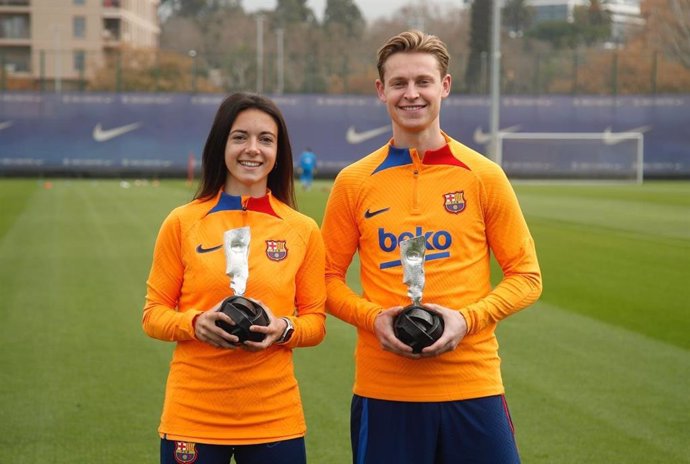 Los jugadores del FC Barcelona Aitana Bonmatí y Frenkie De Jong reciben el Premio Bara Jugadors de la temporada 2020/21